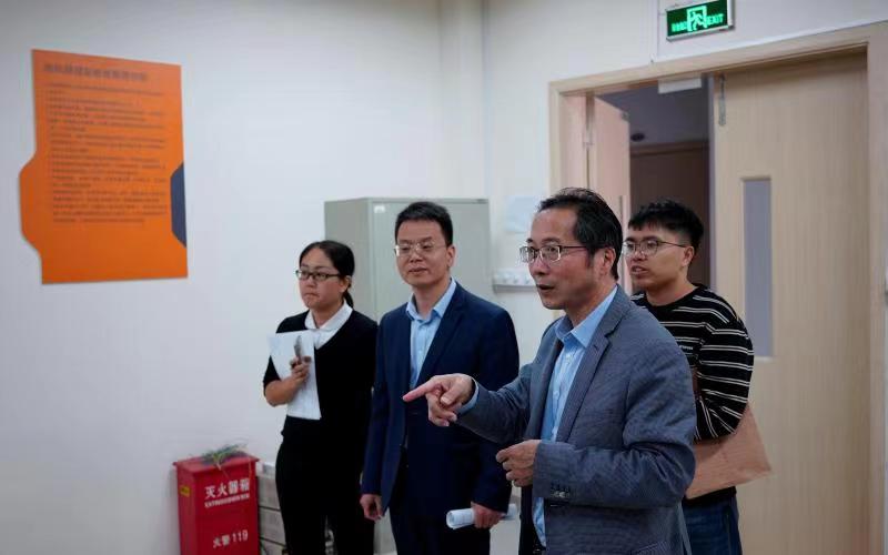 说明: 穿西装的男人站在一起描述已自动生成
